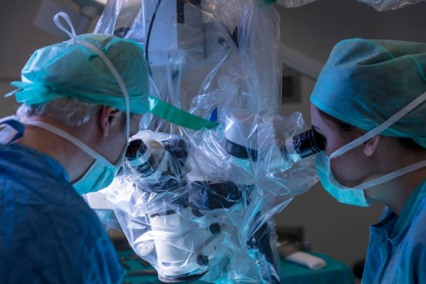 micro chirurgia con robot chirurgico - chirurgia robotica foto e immagini stock