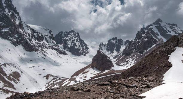 cordilheira ili alatau do sistema tien shan no cazaquistão perto da cidade de almaty - alatau - fotografias e filmes do acervo