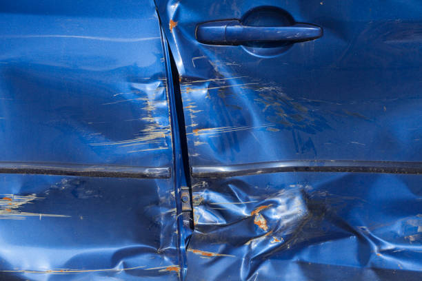 acidente de carro, lado amassado do carro, airbag de cortina lateral implantado - sign airbag driving wheel - fotografias e filmes do acervo