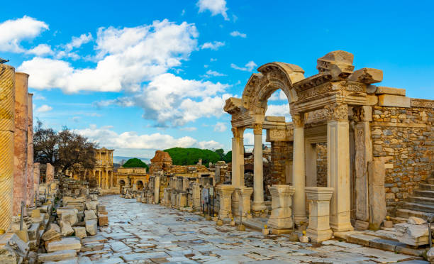 überreste des antiken tempels des kaisers hadrian in ephesus, türkei - selcuk stock-fotos und bilder
