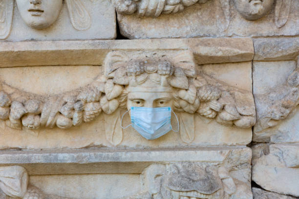 relief-skulpturen mit tragenden medizinischen masken in der antiken stadt aphrodisias. turkei - mugla province stock-fotos und bilder