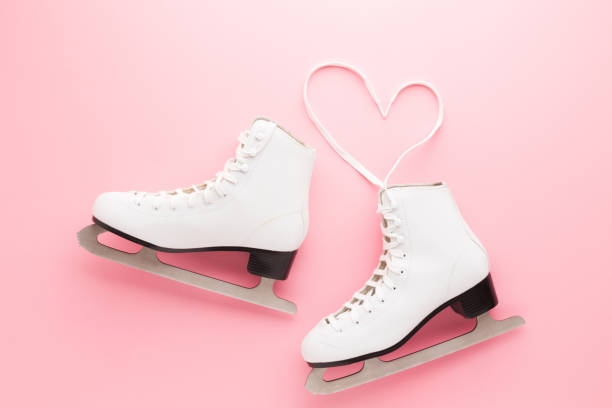 신발끈으로 만든 하트 모양. 밝은 분홍색 테이블 배경에 흰색 여성 피겨 스케이트. 파스텔 색상. 근접 촬영. 하향 보기. - ice skates 뉴스 사진 ��이미지