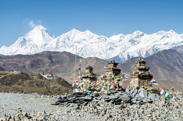 drei steinchorten oder stupas im muktinath tempel, annapurna circuit - muktinath stock-fotos und bilder