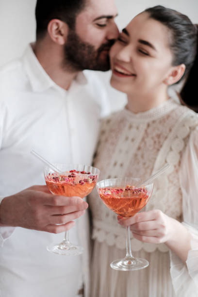happy couple celebrating valentines day with sparkling champagne cocktail - rose rosé women valentines day imagens e fotografias de stock