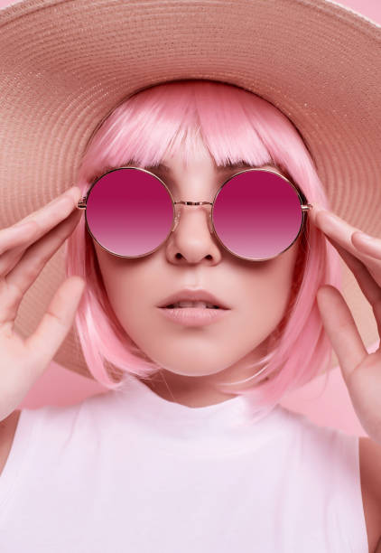 garota positiva e linda com cabelo rosa, óculos escuros e um chapéu trançado - braided women sensuality portrait - fotografias e filmes do acervo