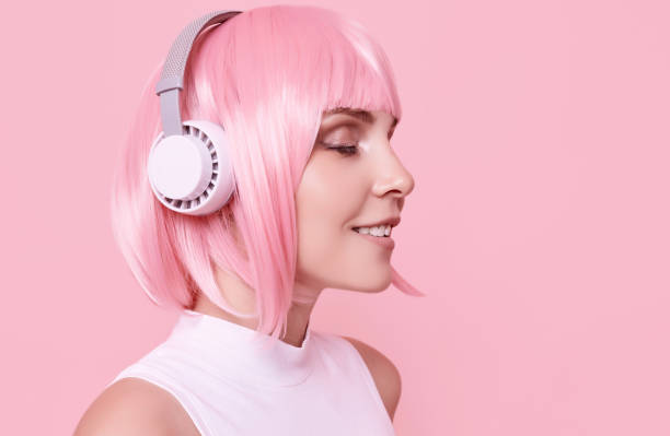분홍색 머리를 가진 밝은 힙스터 소녀는 헤드폰에서 음악을 즐긴다. - sex symbol audio 뉴스 사진 이미지