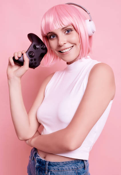 조이스틱을 사용하여 비디오 게임을 재생 핑크 머리와 행복한 섹시한 게이머 소녀 - sex symbol audio 뉴스 사진 이미지
