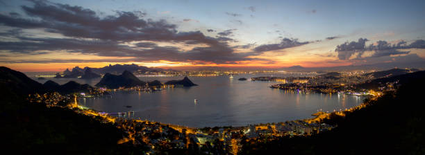 воздушный панорамный ночной вид из города нитерой - rio de janeiro panoramic skyline scenics стоковые фото и изображения