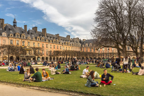 유명한 장소 데 vosges의 녹색 잔디밭에서 휴식을 취하는 사람들 - 파리에서 가장 오래된 계획 광장, covid-19 전염병 동안. - henry iv 뉴스 사진 이미지