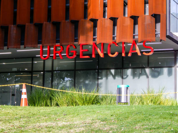 istock Emergency room sign in Spanish 1303380573