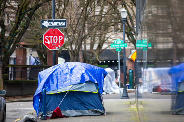 tendas sem-teto agora derramando nas calçadas da cidade de portland. - one way stop stop sign street - fotografias e filmes do acervo