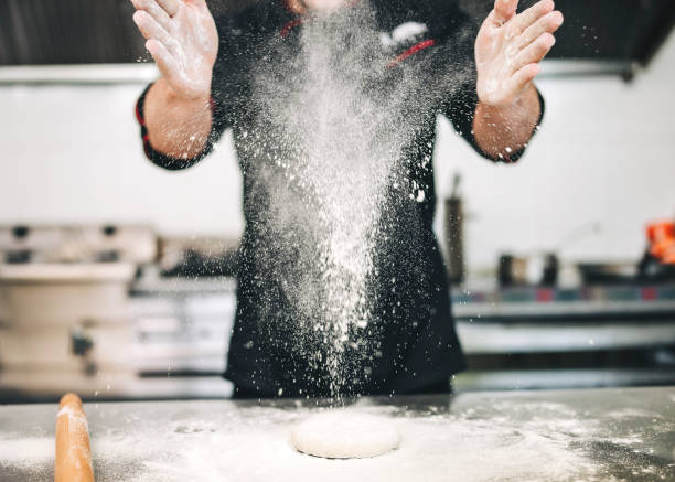 chef masculino preparando uma pizza na cozinha - yeast dough - fotografias e filmes do acervo