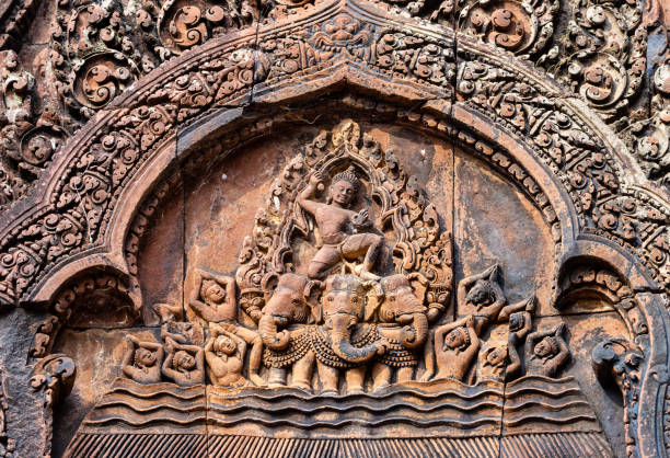 indra streut regenbas relief aus dem banteay srei tempel in angkor, kambodscha - cambodia traditional culture ancient angkor stock-fotos und bilder