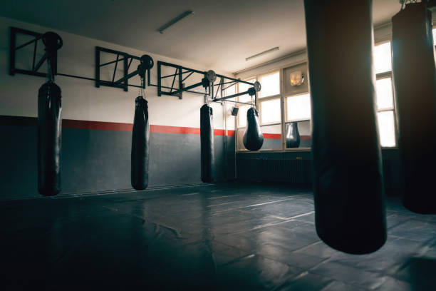 pusta sala gimnastyczna z ciężkimi torbami - kickboxing zdjęcia i obrazy z banku zdjęć