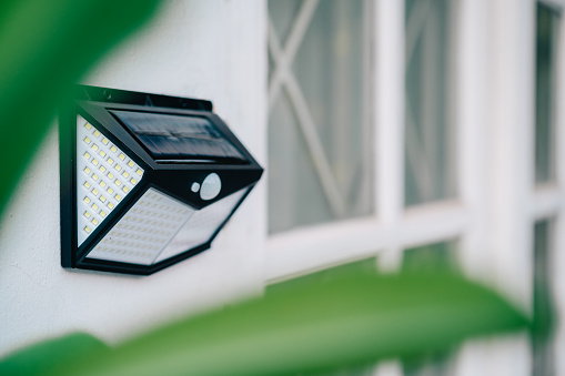 Pequeña luz led alimentada por energía solar con sensor de movimiento photo