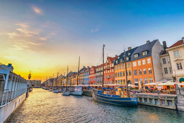 copenaghen danimarca, skyline della città al tramonto nel porto di nyhavn con casa colorata - copenhagen foto e immagini stock