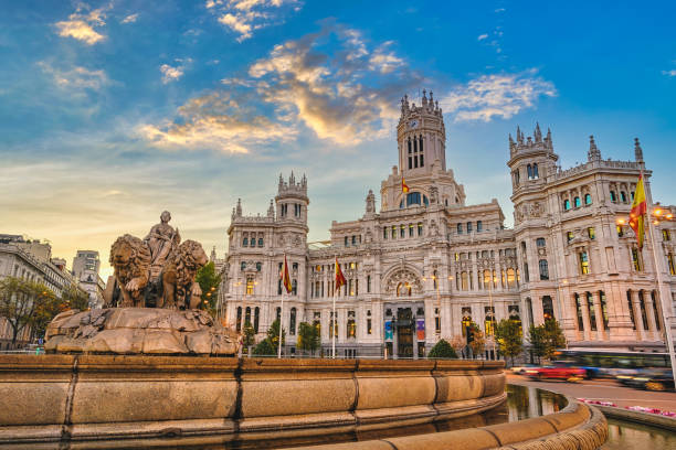 madrid espagne, horizon de ville de lever de soleil à la place de ville de fontaine de cibeles - madrid photos et images de collection