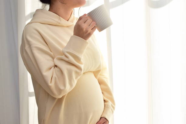 pregnant woma - caffeine free imagens e fotografias de stock
