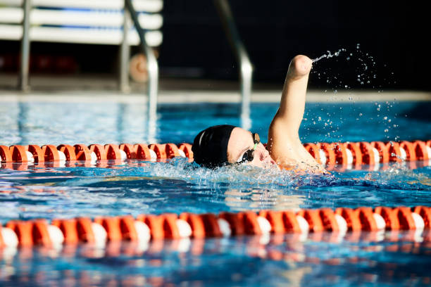 крупным планом вид адаптивного спортсмена плавание вольным стилем. - body care power swimming goggles swimming стоковые фото и изображения