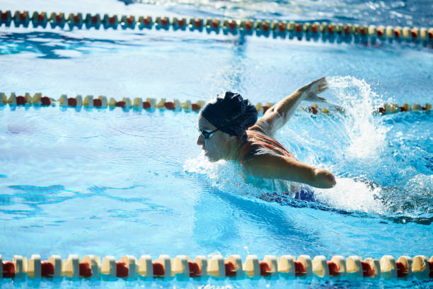 atleta adattivo che nuota e fa il colpo di farfalla - butterfly swimmer foto e immagini stock