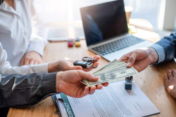 negocio firmando una compra de contrato - vender coche. joven pareja está firmando contrato de compra o venta de coches y obtiene la llave para el nuevo coche. - car insurance sales occupation buying fotografías e imágenes de stock