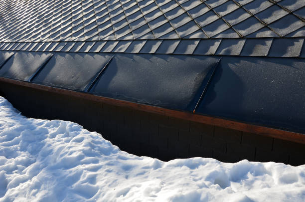 tejas de techo hechas de tejas de madera de imitación de plástico. vista de filas de tablas recicladas estrechas grises. respiraderos en varios golpes elegantes. nieve e cículos, asfalto, betún, reciclado. conductor de iluminación - acute mountain sickness fotografías e imágenes de stock