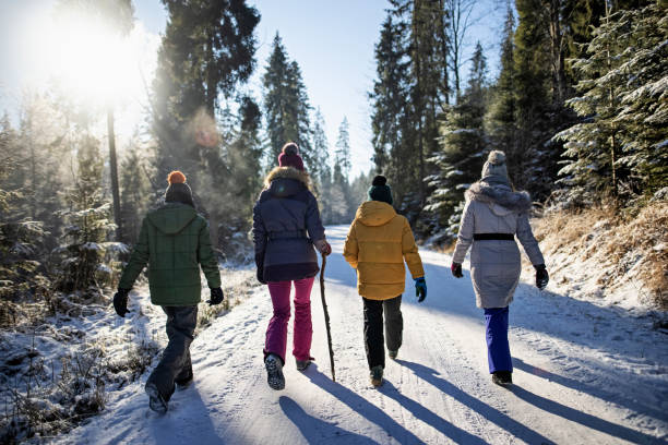겨울 산책을 즐기는 가족 - winter hiking 뉴스 사진 이미지
