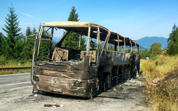 bus endommagé et brûlé sur la route. accident - damaged car photos et images de collection