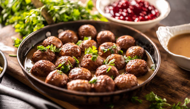 swedish meatballs, kottbullar, in a pan topped with fresh parsley - cultura sueca imagens e fotografias de stock