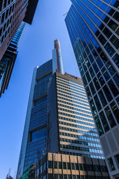 grattacieli nel quartiere finanziario di francoforte con cielo blu - high rise apartments foto e immagini stock