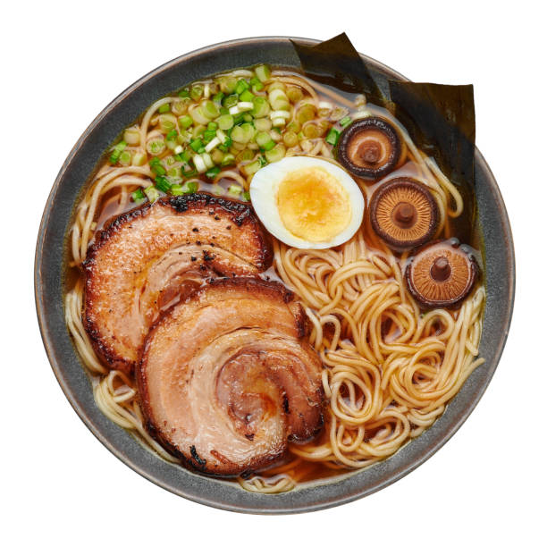 een shoyu ramen in grijze kom die op wit wordt geïsoleerd. japanse keuken vlees noedel soep met chashu varkensvlees. aziatisch eten. bovenaanzicht - kombu fotos stockfoto's en -beelden