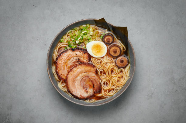 shoyu ramen w szarej misce na betonowym blacie stołu. kuchnia japońska zupa z makaronem mięsnym z wieprzowiną chashu. kuchnia azjatycka. widok z góry - edible mushroom shiitake mushroom fungus chinese cuisine zdjęcia i obrazy z banku zdjęć