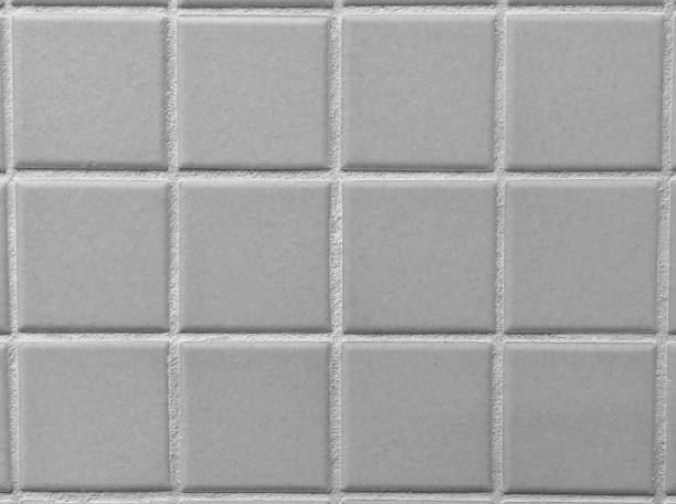 muestra cuadrada de paredes de azulejos de baño gris liso. - tiled floor tile floor grout fotografías e imágenes de stock