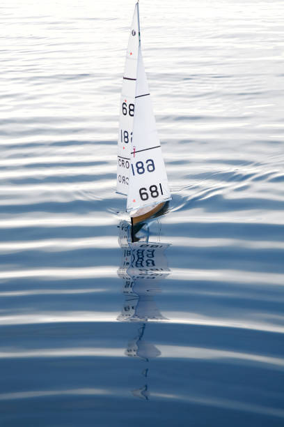 bateau à voile de modèle télécommandé - nautical vessel isolated toy boat wood photos et images de collection