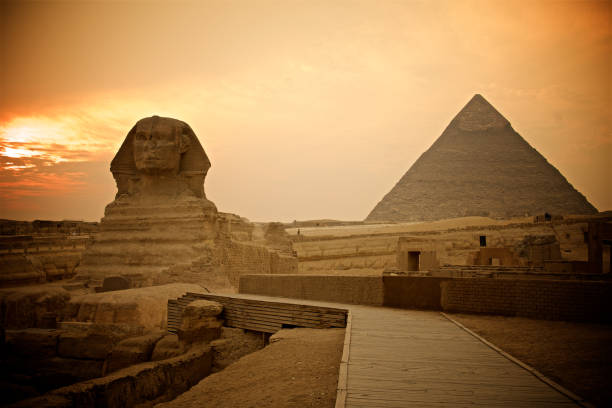 сфинкс с пирамидой гизы на закате в каире в египте - pyramid pyramid shape egypt sunset стоковые фото и изображения