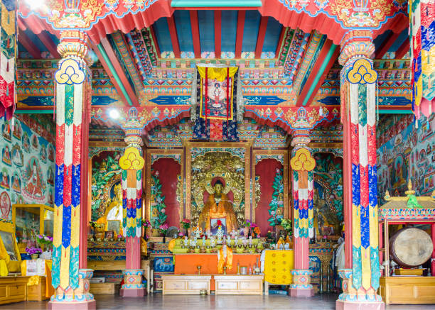 inneres des tibetisch-buddhistischen klosters, upper pisang - tibetan buddhism stock-fotos und bilder