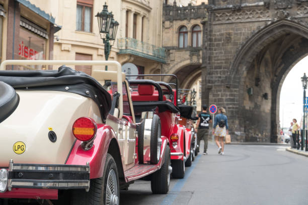 coches vintage para turistas - classic europe urban scene prague fotografías e imágenes de stock