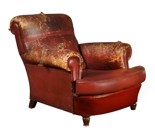 vieux fauteuil de couleur rouge - vieux fauteuil photos et images de collection