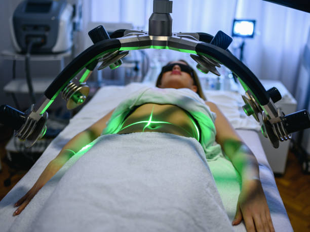 лазерное лечение похудения - liposuction стоковые фото и изображения