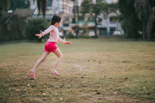 저녁 동안 공원에서 달리는 아시아 6 세 소녀 - female 8 9 years child excitement 뉴스 사진 이미지