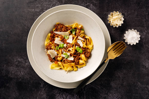 vista aérea de un plato de tagliatelle con salsa ragu. - pappardelle fotografías e imágenes de stock