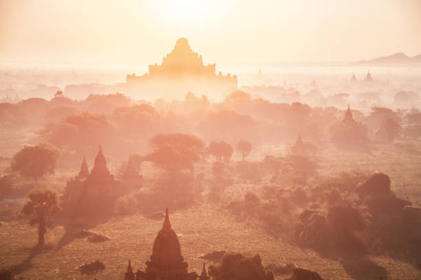haze morning old bagan myanmar - ancient architecture buddhism burmese culture - fotografias e filmes do acervo
