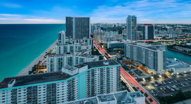 luftbildansicht von hollywood florida in der dämmerung. - apartment skyscraper florida architecture stock-fotos und bilder