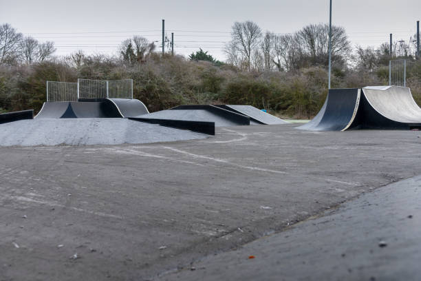 verlassener skatepark an einem frostigen tag - skateboard park ramp park skateboard stock-fotos und bilder