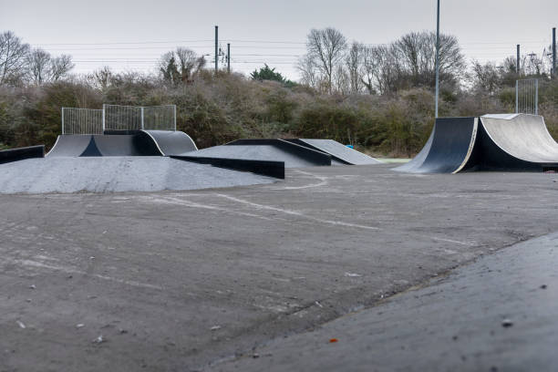 deserted skatepark on a frosty day - skateboard park ramp skateboarding park imagens e fotografias de stock