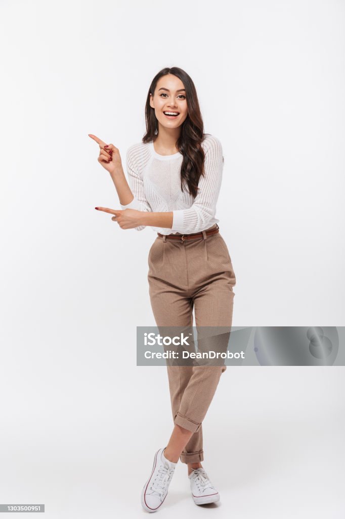 Porträt einer lächelnden asiatischen Geschäftsfrau in voller Länge - Lizenzfrei Frauen Stock-Foto