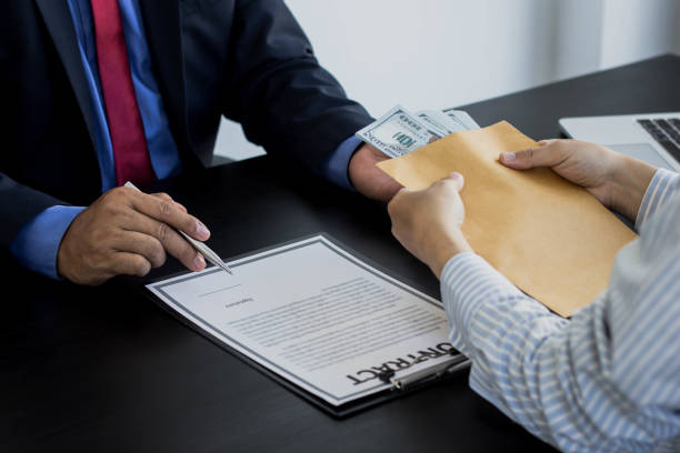 istock Affiliates meet with managers to provide massive bribes in order to engage in corruption. 1303504423
