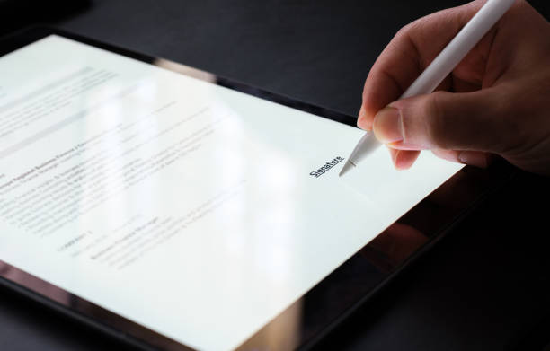 디지털 태블릿에 전자 계약을 체결 하는 사업가 - application form contract signing form 뉴스 사진 이미지