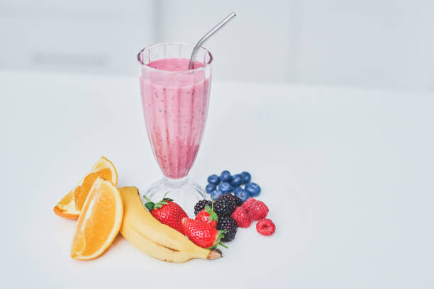 one fresh smoothie on the way! - strawberry blueberry raspberry glass imagens e fotografias de stock