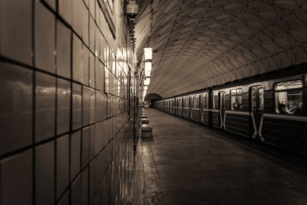 地下鉄の駅の空のプラットホーム。列車はトンネルに入ります。 - train railroad station platform railroad station vehicle door ストックフォトと画像